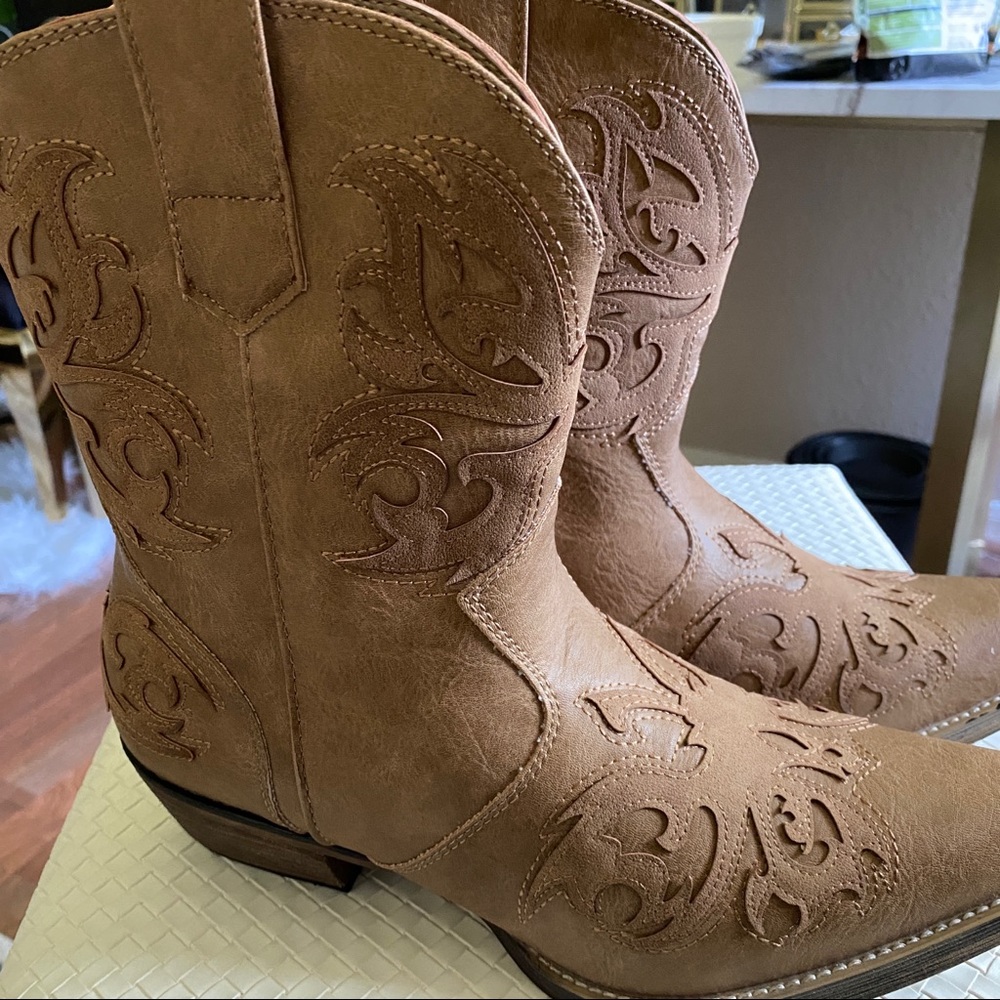Womens cowboy boots- size 11 fits like 10